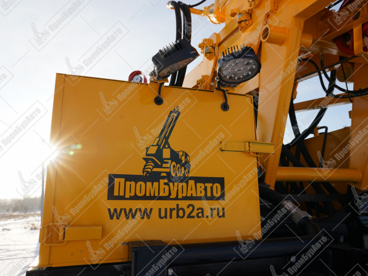 Буровая установка УРБ-2А2 с элементами УРБ-2Д3 под давальческое шасси КАМАЗ с буровым насосом НБ-50 и баком под воду с ПЖД на модернизированной гидравлической системе нового образца