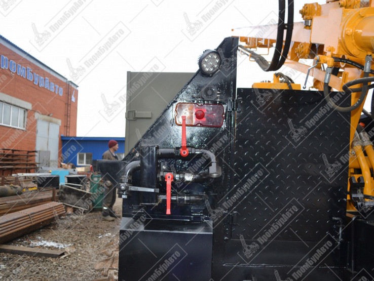 Буровая установка УРБ-2А2 с компрессором 4ВУ1-5/9М3 на шасси гусеничного транспортера ПБА УРБ-2А2