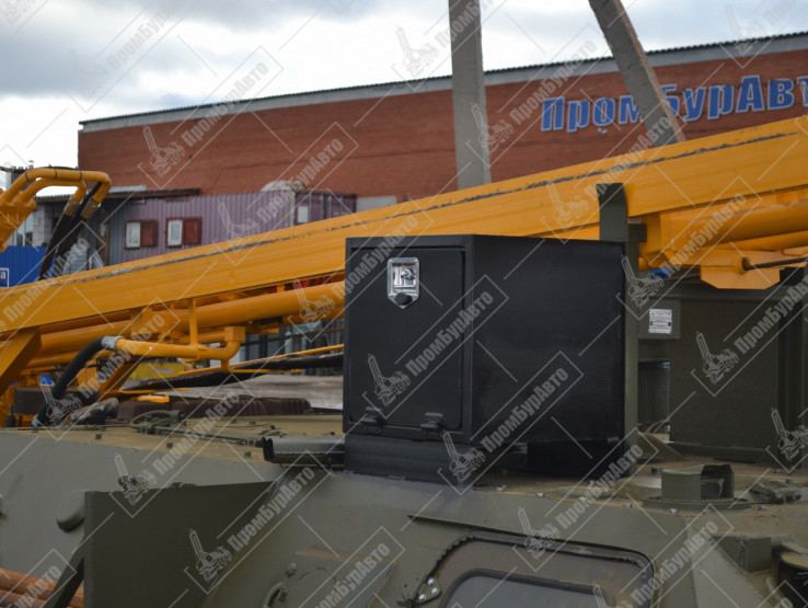 Буровая установка УРБ-2А2 с компрессором 4ВУ1-5/9М3 на шасси гусеничного транспортера ПБА УРБ-2А2