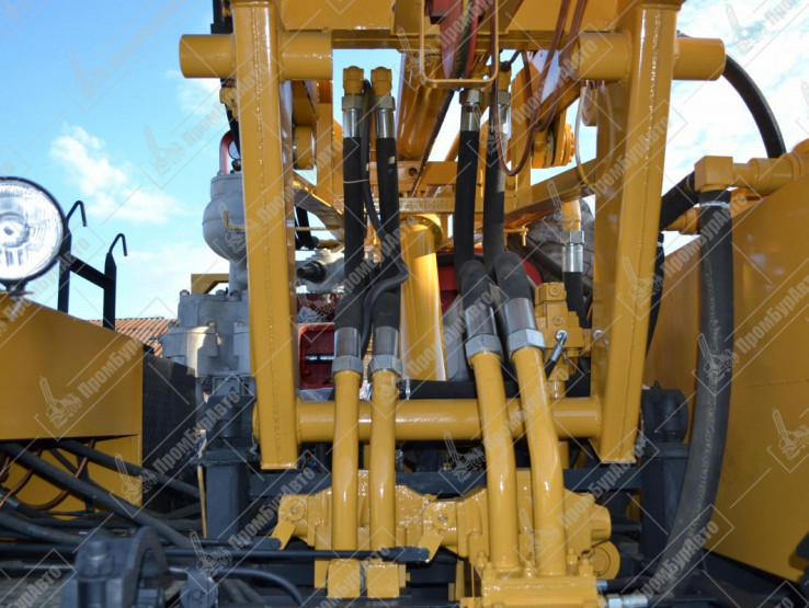 Буровая установка УРБ-2Д3 на шасси УРАЛ 4320 с компрессорной установкой 4ВУ и буровым насосом НБ50
