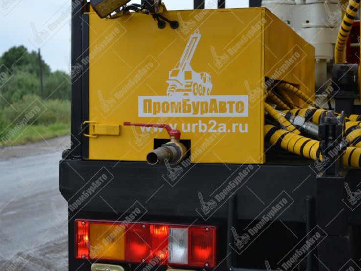 Буровая установка УРБ-2Д3 на шасси УРАЛ 4320 с компрессорной станцией КВ-12/12, буровым насосом НБ-50 и гидравлическим трубозажимом МТ-ГЗ-3 на модернизированной гидравлической системе и комплектом ЗИП