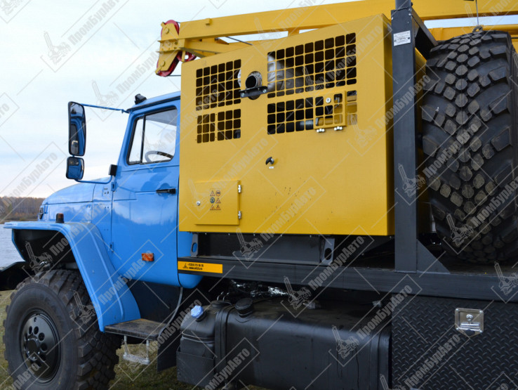 Буровая установка УРБ-2А2 на шасси УРАЛ 4320 с компрессором КВ-12/12С, с буровым насосом НБ-4 (с гидроприводом), с трехфазным генератором (альтернатором) с гидроприводом, гидравлической лебедкой ЛБ-250, гидравлическим трубодержателем МТ-ГЗ