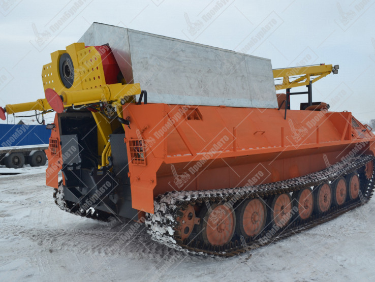 Буровая установка УРБ-2А2 на шасси гусеничного снегоболотохода УГТ-Б7 с компрессором 4ВУ1-5/9 