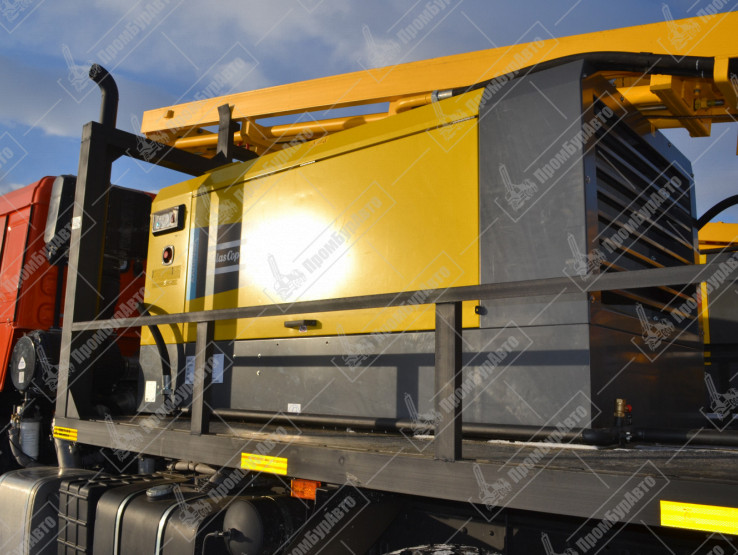Буровая установка на шасси КАМАЗ-43118 с компрессорной станцией Atlas Copco XAHS 450 с ПЖД на модернизированной гидравлической системе нового образца в зимнем исполнении