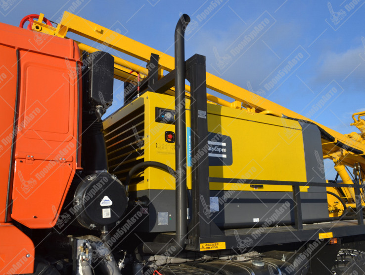 Буровая установка на шасси КАМАЗ-43118 с компрессорной станцией Atlas Copco XAHS 450 с ПЖД на модернизированной гидравлической системе нового образца в зимнем исполнении