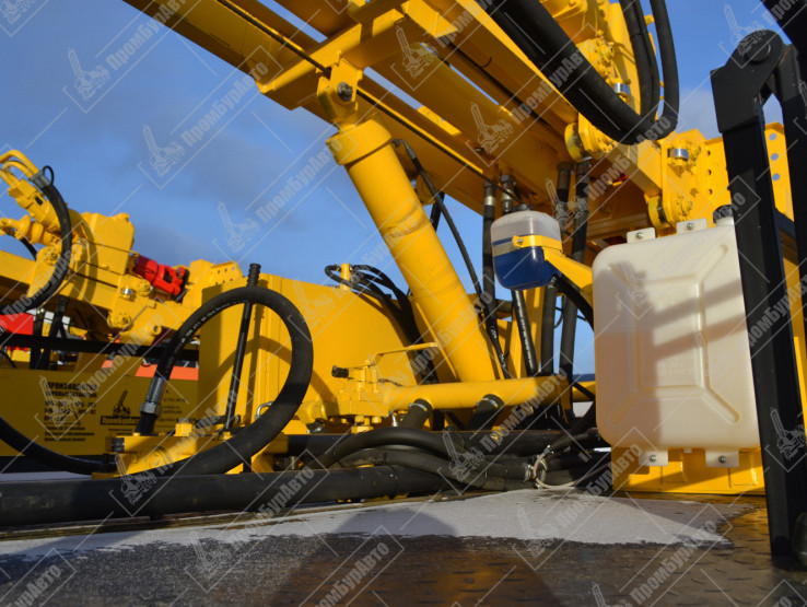 Буровая установка на шасси КАМАЗ-43118 с компрессорной станцией Atlas Copco XAHS 450 с ПЖД на модернизированной гидравлической системе нового образца в зимнем исполнении