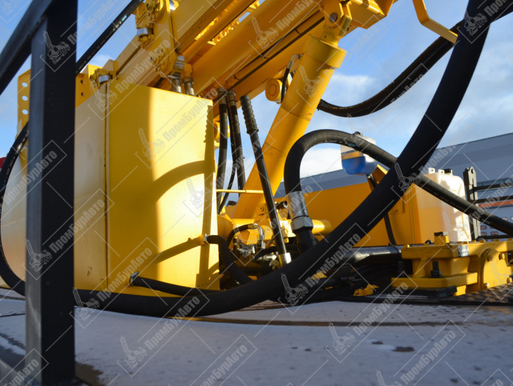 Буровая установка на шасси КАМАЗ-43118 с компрессорной станцией Atlas Copco XAHS 450 с ПЖД на модернизированной гидравлической системе нового образца в зимнем исполнении