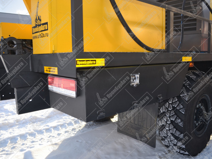 Буровая установка на шасси КАМАЗ-43118 с компрессорной станцией Atlas Copco XAHS 450 с ПЖД на модернизированной гидравлической системе нового образца в зимнем исполнении