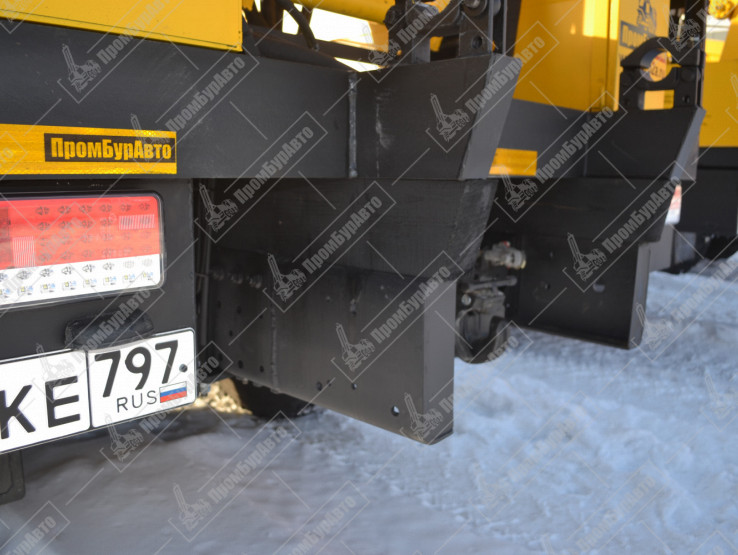 Буровая установка на шасси КАМАЗ-43118 с компрессорной станцией Atlas Copco XAHS 450 с ПЖД на модернизированной гидравлической системе нового образца в зимнем исполнении