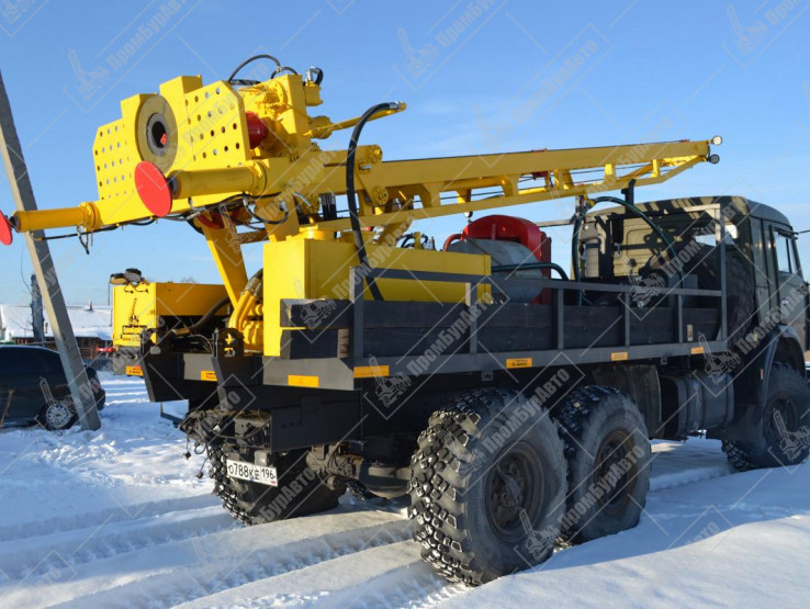 Буровая установка УРБ-2Д2 с элементами 2Д3 под шасси КАМАЗ-43118 с компрессором 4ВУ1-5/9 и буровым насосом НБ-50 на модернизированной гидравлической системе нового образца и комплектом бурового инструмента. 