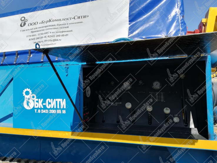 Буровая установка УРБ-2Д2 с элементами УРБ-2Д3 с компрессором 4ВУ1-5/9 и трубозажимом ТЗГ-3-10 на шасси гусеничного снегоболотохода ТГМ-БКС-Б