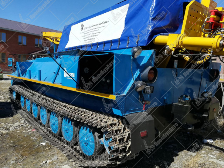 Буровая установка УРБ-2Д2 с элементами УРБ-2Д3 с компрессором 4ВУ1-5/9 и трубозажимом ТЗГ-3-10 на шасси гусеничного снегоболотохода ТГМ-БКС-Б