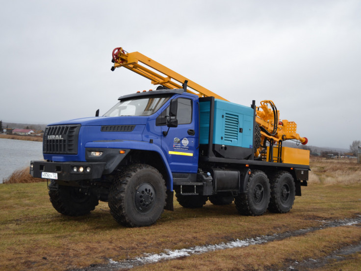Буровая установка УРБ-2А2 на шасси УРАЛ NEXT 5557 с винтовым компрессором DALI DLCY-15/15B-Y