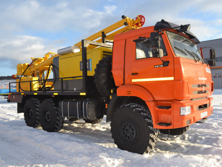 Буровая установка на шасси КАМАЗ-43118 с компрессорной станцией Atlas Copco XAHS 450 с ПЖД на модернизированной гидравлической системе нового образца в зимнем исполнении