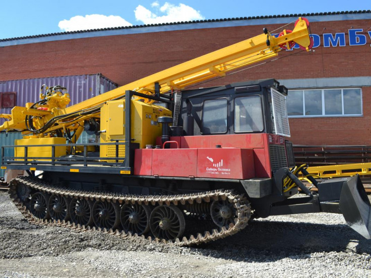 Самоходная установка разведочного бурения на шасси трактора ТЛП-4М-034 с агрегатом компрессорным АК-12/10, гидравлической лебедкой ЛБС-250 со свободным сбросом на модернизированной гидравлической системе