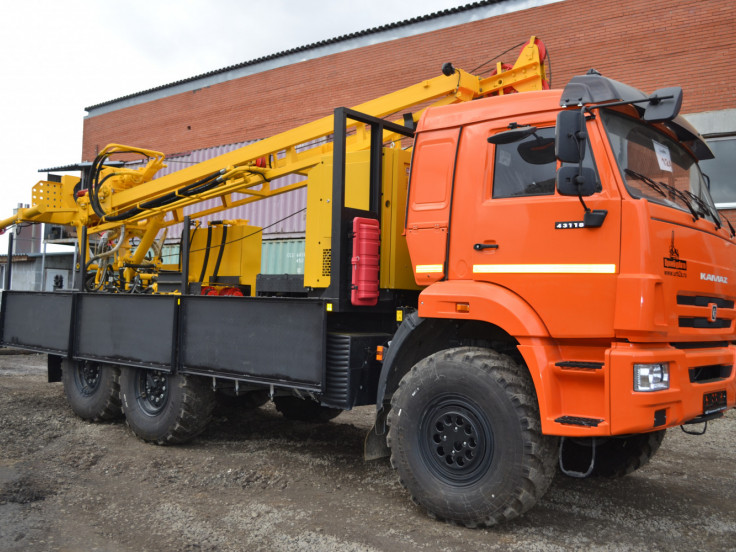 Буровая установка УРБ-2А2 на шасси КАМАЗ-43118 с компрессорным агрегатом АК-9/10 и буровой лебёдкой 1ВСМ.03.02А.000