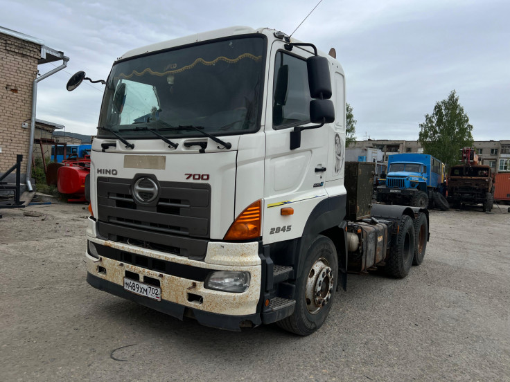 Седельный тягач HINO 700, 2014 года выпуска в рабочем состоянии