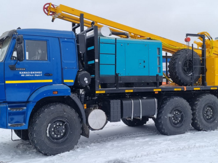 Буровая установка УРБ-2А2 на шасси КАМАЗ-43118-RS (Евро-5) с компрессором DLCY 18/17 ВY  на модернизированной гидравлической системе нового образца