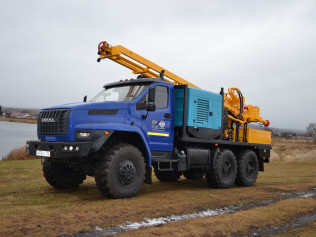 Буровая установка УРБ-2А2 на шасси УРАЛ-NEXT с компрессором DLCY-15/15В-Y 